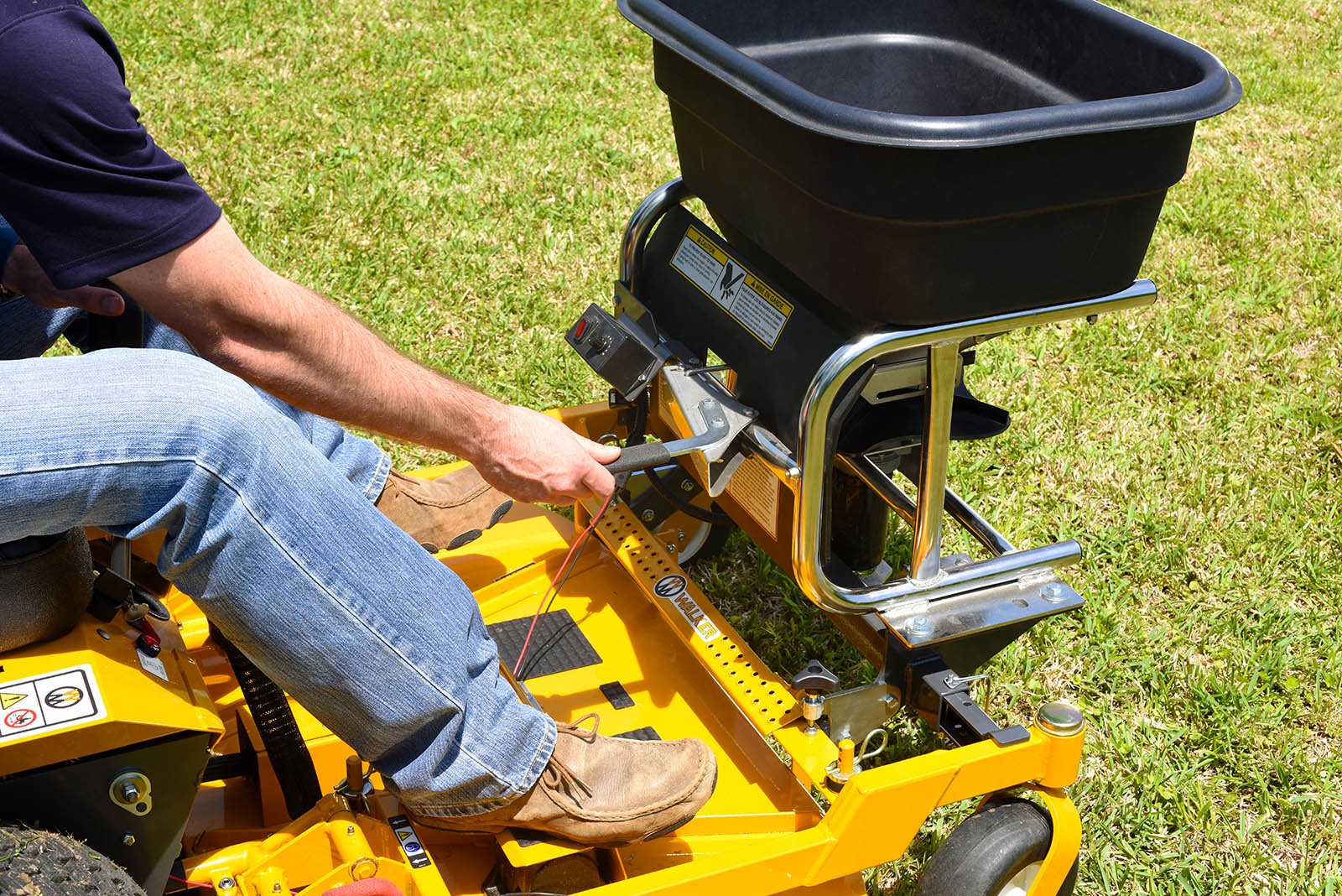 Spreader attachment for zero turn mower clearance